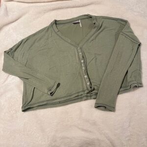 UO LONG SLEEVE CROP TOP